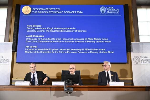 STOCKHOLM, SWEDEN 20241014 Permanent Secretary of the Royal Swedish Academy of Sciences Hans Ellegren, center, Jakob Svensson, left, and Jan Teorell, Nobel Assembly at Sveriges Riksbank, announce the Sveriges Riksbank Prize in Economic Sciences in Memory of Alfred Nobel 2024, awarded to Daron Acemoglu, Simon Johnson an  Copyright: xChristinexOlsson TTx NOBEL 2024 EKONOMIPRISET TILLKÄNNAGES Jf_vGgfQzqE