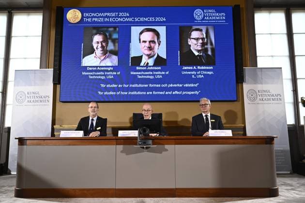 News Themen der Woche KW42 News Bilder des Tages Stockholm, Vergabe Nobelpreis für Wirtschaftswissenschaften STOCKHOLM, SVERIGE 20241014 Vetenskapsakademiens ständige sekreterare Hans Ellegren (miite) och Jakob Svensson (tv) och Jan Teorell, Nobelförsamlingen vid Sveriges Riksbank tillkännager Sveriges Riksbanks pris i ekonomisk vetenskap till Alfred Nobels minne 2024, som gar tillDaron Acemoglu, Simon Johnson och James A Robinson, under en pressträff pa Kungliga Vetenskapsakademien i Stockholm. STOCKHOLM SVERIGE x10430x *** STOCKHOLM, SWEDEN 20241014 Permanent Secretary of the Royal Swedish Academy of Sciences Hans Ellegren, center, Jakob Svensson, left, and Jan Teorell, Nobel Assembly at Sveriges Riksbank, announce the Sveriges Riksbank Prize in Economic Sciences in Memory of Alfred Nobel 2024, awarded to Daron Acemoglu, Simon Johnson an  Copyright: xChristinexOlsson TTx NOBEL 2024 EKONOMIPRISET TILLKÄNNAGES Uv5ea1QeaEo