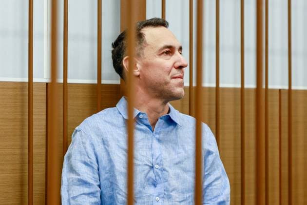 News Themen der Woche KW42 News Bilder des Tages Russland, Laurent Vinatier, StaatsbÃ¼rger Frankreichs, in Moskau vor Gericht RUSSIA, MOSCOW - OCTOBER 14, 2024: French citizen Laurent Vinatier charged with breaching legislation on foreign agents attends a hearing at the Zamoskvoretsky District Court. The prosecution insists on a prison sentence of three years and three months for the employee of Switzerland s Centre for Humanitarian Dialogue. Yulia Morozova TASS  74987753