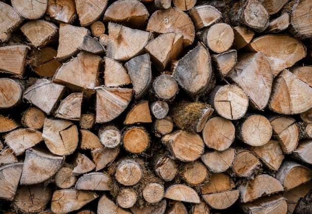 Vor dem Winter: Holz für den Kamin. - Auf einem Bauernhof südlich von Garmisch-Partenkirchen (Bayern) sind vor dem Winter Holzscheite für das Heizen mit dem Kamin aufgestapelt. Garmisch-Partenkirchen Bayern Deutschland *** Wood for the fireplace before the winter On a farm south of Garmisch Partenkirchen Bavaria, logs are stacked up for heating the fireplace before the winter Garmisch Partenkirchen Bavaria Germany