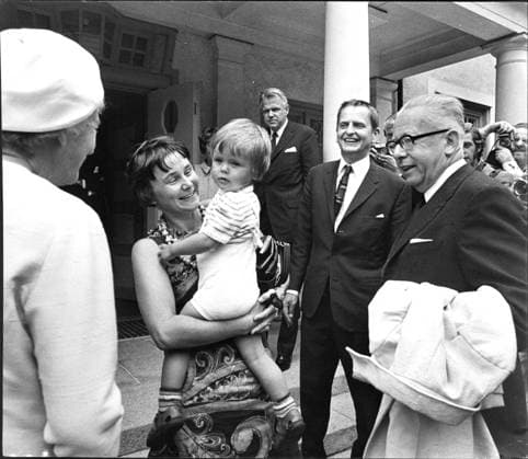 T. h. Gustav Heinemann, politiker (SPD) Västtyskland president Olof Palme, politiker (S) Sverige statsminister med maka Lisbeth Palme, psykolog Sverige och sonen . I bakgrunden ses Carl Lidbom, politiker (S) Sverige 1970-06-25 (c) RODRIGUEZ PAOLO Aftonbladet IBL * * * EXPRESSEN OUT * * * AFTONBLADET 3081 Stockholm Sverige politik sp_sw x2512x *** Right Gustav Heinemann, politician SPD West Germany President Olof Palme, politician S Sweden Prime Minister with wife Lisbeth Palme, psychologist Sweden and son In the background is Carl Lidbom, politician S Sweden 1970 06 25 c RODRIGUEZ PAOLO Aftonbladet IBL EXPRESSEN OUT AFTONBLADET 3081 Stockholm Sweden politics sp sw x2512x  Copyright: xRODRIGUEZxPAOLO Aftonbladet TTx Olof Palme och Lisbeth Palme