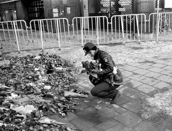 19860301. Stockholm. Mordet pa Olof Palme. Polis som lämnar blommor vid mordplatsen. Kravallstängsel. Rättsväsen , Polis x2524x *** 19860301 Stockholm The murder of Olof Palme Police leaving flowers at the murder site Riot fence Justice , Police x2524x  Copyright: xKamerareportage TTx