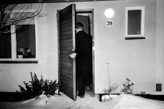Mordet pa Olof Palme, politiker (S) SverigeS statsminister. Bild: Ingvar Carlsson, politiker (S) Sverige tillförordnad statsminister, kommer hem till radhuset pa Myggdalsvägen 39, i Tyresö, pa kvällen, dagen efter mordet. Tyresö Sverige x2512x *** The murder of Olof Palme, politician S Sweden Prime Minister Picture Ingvar Carlsson, politician S Sweden acting Prime Minister, comes home to the townhouse on Myggdalsvägen 39, in Tyresö, in the evening, the day after the murder Tyresö Sweden x2512x  Copyright: xPerxBjörnx xAftonbladetx xTTx INGVAR CARLSSON