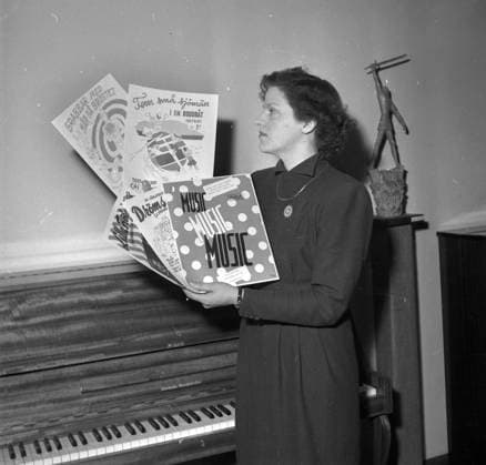 GÖTEBORG 1950-05-10. En kvinna star vid ett piano och haller i nagra noter med schlagers - bl.a. Grabbar med har pa bröstet och Fem sma sjömän i en bat. *** Local Caption *** GT GÖTEBORG SVERIGE x2524x *** GÖTEBORG 1950 05 10 A woman stands at a piano and plays a few notes of hits including Grabbar med har pa bröstet and Fem sma sjömän i en bat Local Caption GT GÖTEBORG SVERIGE x2524x  Copyright: xKamerareportage TTx KVINNA VID PIANO