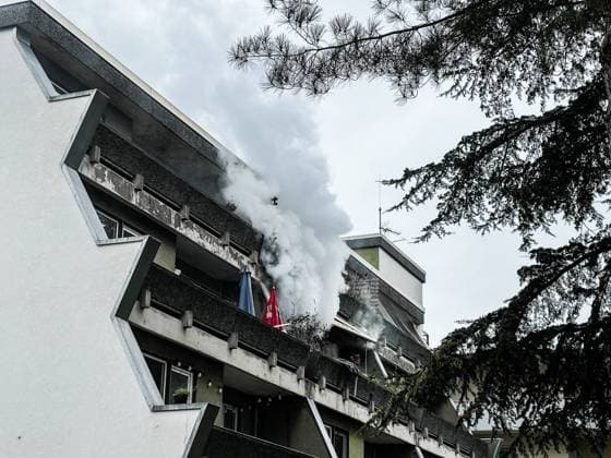 News Themen der Woche KW42 News Bilder des Tages Heldenhaft: Nachbar rettet Gehbehinderten aus Brandwohnung - 18 Verletzte Personen eine Schwer verletzt vor Gebäude liegend gefunden- schwerer Wohnungsbrand in Recklinghausen Baumstraße 7aIMG: 0494604 schwerer Wohnungsbrand in Recklinghausen BaumstraßeNordrhein-Westfalen, Recklinghausen, Deutschland *** Heroic neighbor rescues disabled person from apartment on fire 18 injured persons one seriously injured found lying in front of building serious apartment fire in Recklinghausen Baumstraße 7aIMG 0494604 serious apartment fire in Recklinghausen BaumstraßeNorth Rhine-Westphalia, Recklinghausen, Germany Copyright: 7aktuell.dex xMarcxGruber 0494604 20241014_7a_express_20241014_1321_494604