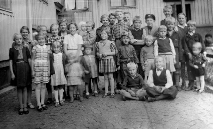 GÖTEBORG omkring 1939. Barn fotograferade pa en gard pa Björcksgatan i Kalltorp. I mitten, liten kille i mössa, pianisten Leif Asp. Sven Wallmark, Sveriges Radios korrespondent i Sovjet star rakt ovanför snett upp till höger. GÖTEBORG SVERIGE x2524x *** GÖTEBORG around 1939 Children photographed on a guard on Björcksgatan in Kalltorp In the middle, little guy in a hat, pianist Leif Asp Sven Wallmark, Swedish Radios correspondent in the Soviet Union is standing directly above obliquely up to the right GÖTEBORG SWEDEN x2524x  Copyright: xKamerareportage TTx BARN PA BJÖRCKSGATAN