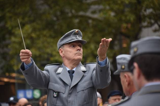 unter Leitung Major Rudolf Piehlmayer Gebirgsmusikkorps Garmisch Partenkirchen Muenchen 14.10.2024 Marienplatz Standkonzerts des Gebirgsmusikkorps Garmisch Partenkirchen der Bundeswehr. Mit dem Konzert ruft der Volksbund Deutsche Kriegsgraeberfuersorge e.V. zur Unterstuetzung der Schul- und Jugendarbeit unter dem Motto Versoehnung ueber den Graebern Arbeit fuer den Frieden auf. Muenchen