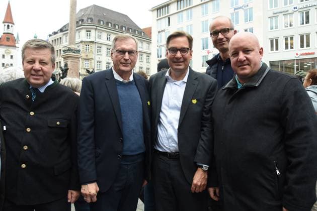 Robert Brannekaemper Mdl Dr Johannes Singhammer MdB a.D Prof Joerg Hoffmann Stadtrat Friz Roth Stadtat Richard Progl Stadtrat Muenchen 14.10.2024 Marienplatz Standkonzerts des Gebirgsmusikkorps Garmisch Partenkirchen der Bundeswehr. Mit dem Konzert ruft der Volksbund Deutsche Kriegsgraeberfuersorge e.V. zur Unterstuetzung der Schul- und Jugendarbeit unter dem Motto Versoehnung ueber den Graebern Arbeit fuer den Frieden auf. Muenchen
