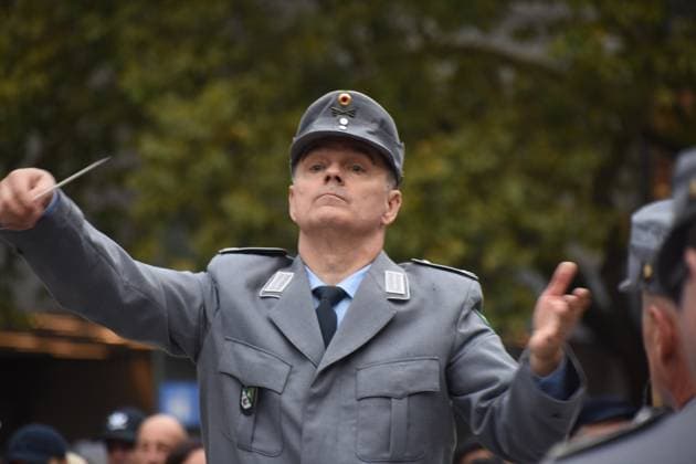 unter Leitung Major Rudolf Piehlmayer Gebirgsmusikkorps Garmisch Partenkirchen Muenchen 14.10.2024 Marienplatz Standkonzerts des Gebirgsmusikkorps Garmisch Partenkirchen der Bundeswehr. Mit dem Konzert ruft der Volksbund Deutsche Kriegsgraeberfuersorge e.V. zur Unterstuetzung der Schul- und Jugendarbeit unter dem Motto Versoehnung ueber den Graebern Arbeit fuer den Frieden auf. Muenchen