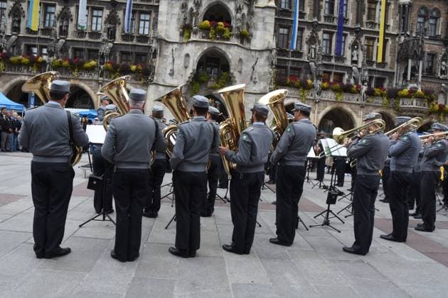 unter Leitung Major Rudolf Piehlmayer Gebirgsmusikkorps Garmisch Partenkirchen Muenchen 14.10.2024 Marienplatz Standkonzerts des Gebirgsmusikkorps Garmisch Partenkirchen der Bundeswehr. Mit dem Konzert ruft der Volksbund Deutsche Kriegsgraeberfuersorge e.V. zur Unterstuetzung der Schul- und Jugendarbeit unter dem Motto Versoehnung ueber den Graebern Arbeit fuer den Frieden auf. Muenchen