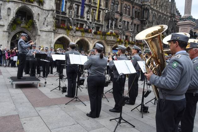 unter Leitung Major Rudolf Piehlmayer Gebirgsmusikkorps Garmisch Partenkirchen Muenchen 14.10.2024 Marienplatz Standkonzerts des Gebirgsmusikkorps Garmisch Partenkirchen der Bundeswehr. Mit dem Konzert ruft der Volksbund Deutsche Kriegsgraeberfuersorge e.V. zur Unterstuetzung der Schul- und Jugendarbeit unter dem Motto Versoehnung ueber den Graebern Arbeit fuer den Frieden auf. Muenchen