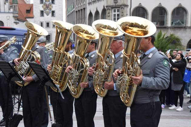 Blaeser unter Leitung Major Rudolf Piehlmayer Gebirgsmusikkorps Garmisch Partenkirchen Muenchen 14.10.2024 Marienplatz Standkonzerts des Gebirgsmusikkorps Garmisch Partenkirchen der Bundeswehr. Mit dem Konzert ruft der Volksbund Deutsche Kriegsgraeberfuersorge e.V. zur Unterstuetzung der Schul- und Jugendarbeit unter dem Motto Versoehnung ueber den Graebern Arbeit fuer den Frieden auf. Muenchen