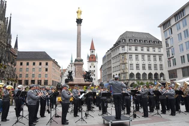 unter Leitung Major Rudolf Piehlmayer Gebirgsmusikkorps Garmisch Partenkirchen Muenchen 14.10.2024 Marienplatz Standkonzerts des Gebirgsmusikkorps Garmisch Partenkirchen der Bundeswehr. Mit dem Konzert ruft der Volksbund Deutsche Kriegsgraeberfuersorge e.V. zur Unterstuetzung der Schul- und Jugendarbeit unter dem Motto Versoehnung ueber den Graebern Arbeit fuer den Frieden auf. Muenchen