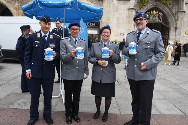 Kriegsgraeber Sammler der Bundeswehr Soldaten Muenchen 14.10.2024 Marienplatz Standkonzerts des Gebirgsmusikkorps Garmisch Partenkirchen der Bundeswehr. Mit dem Konzert ruft der Volksbund Deutsche Kriegsgraeberfuersorge e.V. zur Unterstuetzung der Schul- und Jugendarbeit unter dem Motto Versoehnung ueber den Graebern Arbeit fuer den Frieden auf. Muenchen