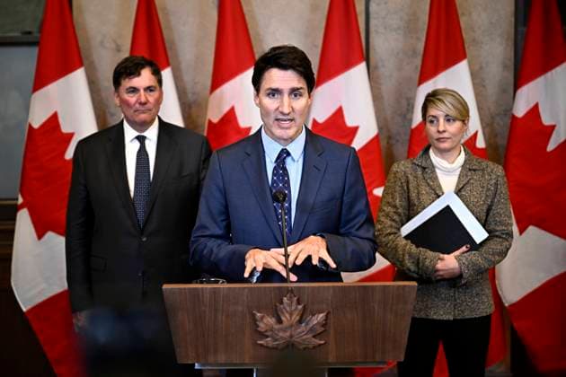 News Bilder des Tages October 14, 2024, Ottawa, On, CAN: Prime Minister Justin Trudeau, centre, Minister of Public Safety, Democratic Institutions and Intergovernmental Affairs Dominic LeBlanc, left, and Minister of Foreign Affairs Melanie Joly participate in a news conference on the investigative efforts related to violent criminal activity occurring in Canada with connections to India, on Parliament Hill in Ottawa, on Monday, Oct. 14, 2024. Ottawa CAN - ZUMAc35_ 20241014_zaf_c35_061 Copyright: xJustinxTangx