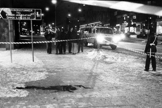 Palmemordet mordet pa Sveriges statsminister Olof Palme 28 febr 1986 mordplatsen pa Sveavägen inhägnad avspärrad polis folk Palme Olof politiker statsminister Mordet 1986 Mordplatsen Stockholm Gator Sveavägen (c) Vojta Klecka Sydsvenskan IBL Stockholm x2503x *** Palme murder murder of Swedish Prime Minister Olof Palme February 28, 1986 murder scene on Sveavägen fenced off police people Palme Olof politician prime minister Murder 1986 murder scene Stockholm Streets Sveavägen c Vojta Klecka Sydsvenskan IBL Stockholm x2503x  Copyright: xVojtaxKleckax xSydsvenskanx xIBLxBildbyrax