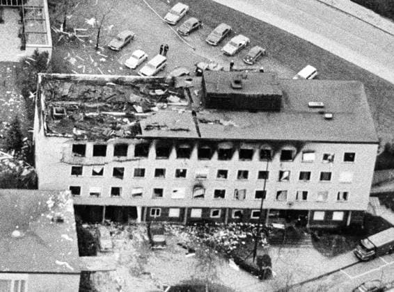 STOCKHOLM 1975-04-25. Ockupationen av Västtyska ambassaden. Den här bilden togs i gryningen. Det brann da ännu pa nagra hall i den urblasta ambassaden pa Djurgarden. Brandmännen kunde dock ta sig in pa alla vaningsplanen. De fann vad de fruktat, det förkolnade liket av en man. Identifieringen av den döde ärännu inte klar. Samtidigt blev det klart att en man ur gisslan, ambassadens ekonomiske expert Heinz Hillegaart är försvunnen. Flera mindre explosioner efter den stora smällen gav brandmännen klart besked om att det fanns sprängämnen kvar i den brinnande byggnaden. När en av terroristerna greps hade han sprängämnen fäst vid kroppen. Stockholm Sverige x8x *** STOCKHOLM 1975 04 25 Occupation of the West Germa  Copyright: xBerntxClaesson Expressen TTx OCKUPATION VÄSTTYSKA AMBASSADEN