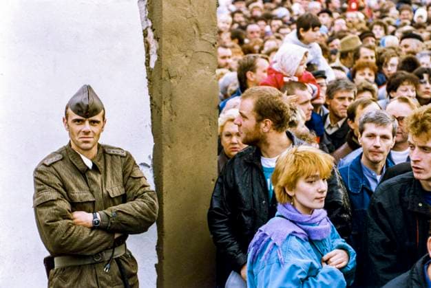 BERLIN FILE 1989-11-14 An East German soldier watching the crowds when the wall is opened at Bernauer Strasse in East Berlin, East Germany, November 14, 1989 in connection with the fall of the wall. Berlin East Germany ttexport x11014x *** BERLIN FILE 1989 11 14 An East German soldier watching the crowds when the wall is opened at Bernauer Strasse in East Berlin, East Germany, November 14, 1989 in connection with the fall of the wall Berlin East Germany ttexport x11014x  Copyright: xPeterxDiedrichx xSvDx xTTx x Fall of Berlin Wall