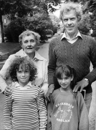 Ronja Rövardotter . Astrid Lindgren, författare, med Birk , Dan Hafström, skadespelare och Tage Danielsson, författare Sverige skadespelare med Ronja , Hanna Zetterberg, skadespelare 1983-06-21 (c) ELGSTRAND BJÖRN Aftonbladet IBL Bildbyra * * * EXPRESSEN OUT * * * AFTONBLADET 3170 Stockholm Sverige svenska kändisar, författare x2512x *** Ronja Rövardotter Astrid Lindgren, author, with Birk , Dan Hafström, actor and Tage Danielsson, author Sweden actor with Ronja , Hanna Zetterberg, actor 1983 06 21 c ELGSTRAND BJÖRN Aftonbladet IBL Bildbyra EXPRESSEN OUT AFTONBLADET 3170 Stockholm Sweden Swedish celebrities, authors x2512x  Copyright: xAftonbladet TTx
