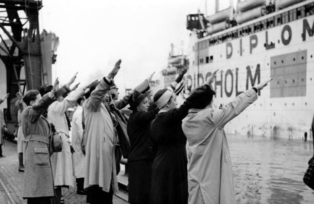Orig. caption... THE PRISONER OF WAR EXCHANGE IN GOTHENBURG. The members of the German Colony greet the prisoners at Gripsholm. Note In 1944, the Swedish Red Cross organized a prisoner of war exchange where, among other things, Germans were returned to their homeland Nazi salute Hitler salute Greetings sites: GOTHENBURG ; SWEDEN ; GERMANY* sp_sw x5600x *** Orig caption THE PRISONER OF WAR EXCHANGE IN GOTHENBURG The members of the German Colony greet the prisoners at Gripsholm Note In 1944, the Swedish Red Cross organized a prisoner of war exchange where, among other things, Germans were returned to their homeland Nazi salute Hitler salute Greetings sites GOTHENBURG SWEDEN GERMANY sp sw x5600x  Copyright: xXxXxXx GOODBYE AT THE DOCK