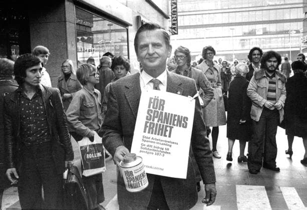 Stockholm 1975-10-03 Statsminister Olof Palme (s) samlar in pengar för Spanien pa Sergelgatan vid lunchtid Stockholm Sverige x12014x *** Stockholm 1975 10 03 Prime Minister Olof Palme is collecting money for Spain on Sergelgatan at lunchtime Stockholm Sweden x12014x  Copyright: xRagnhildxHaarstad SvD TTx PALME SPANIEN-INSAMLING
