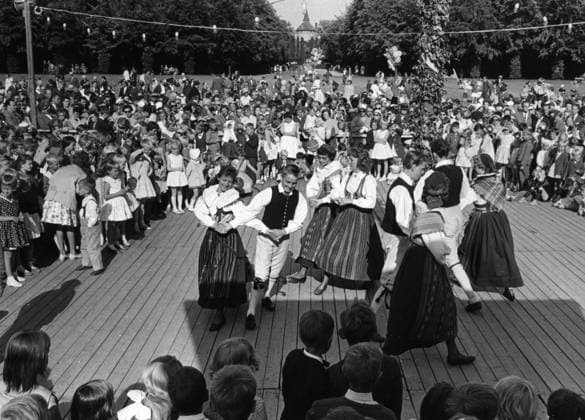 Midsommar midsommarfirande pa Tallriken i Pildammsparken i Malmö 1959. Folkdans folkdanslag pa dansbanan publik Vattentorn i bakgrunden. Malmö Sverige 1950-tal kultur sp_sw x2503x *** Midsummer midsummer celebration at Tallriken in Pildammsparken in Malmö 1959 Folk dance folk dance team on the dance floor audience Water Tower in the background Malmö Sweden 1950s culture sp sw x2503x  Copyright: xErnstxHenrikssonx xSydsvenskanx xIBLxBildbyrax