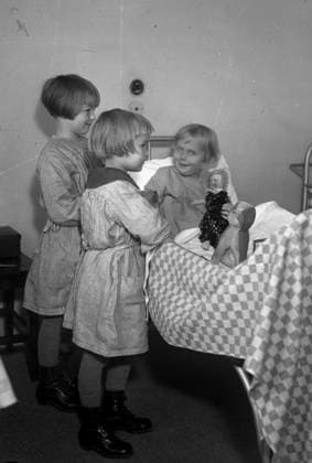GÖTEBORG 1935-11-25. Vanföreanstalten - elever pa denna skola hade handikapp av nagot slag. Här har vi sma barn. *** Local Caption *** GT Lada 1935-november-02 GÖTEBORG SVERIGE x2524x *** GÖTEBORG 1935 11 25 Vanföreanstalten pupils at this school had disabilities of some kind Here we have small children Local Caption GT Lada 1935 November 02 GÖTEBORG SWEDEN x2524x  Copyright: xKamerareportage TTx SMA BARN PA ANSTALT