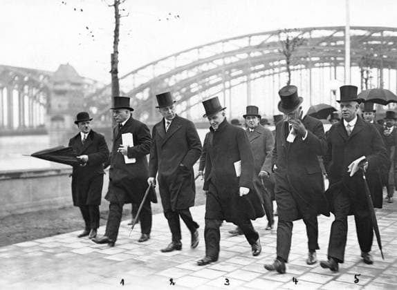 GERMANY COLOGNE 1928-05-12. Orig. caption... DIE PRESSA IN KOLN NACH DER ERÖFFNUNG AM 12.5. Prominente Besucher vor der Rheinhalle. (...) 1) Ministerpräsident Braun, 2) Oberbürgermeister Adenauer, 3) Botschafter Schurman, 4) der Spanish Botschafter in Berlin, 5) der Generalsekretär des Völkerbundes Drummond. Köln Germany x5600x *** GERMANY COLOGNE 1928 05 12 Orig caption DIE PRESSA IN KOLN AFTER THE OPENING ON 12 5 Prominent visitors in front of the Rheinhalle 1 Prime Minister Braun, 2 Lord Mayor Adenauer, 3 Ambassador Schurman, 4 the Spanish Ambassador in Berlin, 5 the Secretary General of the League of Nations Drummond Köln Germany x5600x  Copyright: xSvenskaxIllustrationsbyran SVTx PRESS EXHIBITION IN COLOGNE