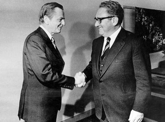 STOCKHOLM 1976-05-24. Henry Kissinger skakar hand med Olof Palme under Sverigebesök. Stockholm Sverige PER x24x *** STOCKHOLM 1976 05 24 Henry Kissinger shakes hands with Olof Palme during visit to Sweden Stockholm Sweden PER x24x  Copyright: xKennethxJonasson Expressen TTx HENRY KISSINGER I SVERIGE