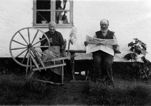 Pa bilden 95-arige Lars Larssin i Skanska Ugglarp läser tidningen dagstidning SkD Skanska Dagbladet. Ej namngiven kvinna med spinnrock. Ugglarp Sverige 1900-tal befolkning sp_sw x2503x *** In the picture 95 year old Lars Larssin in Skanska Ugglarp reading the newspaper SkD Skanska Dagbladet Unnamed woman with spinning coat Ugglarp Sweden 1900s population sp sw x2503x  Copyright: xSydsvenskanx xIBLxBildbyrax