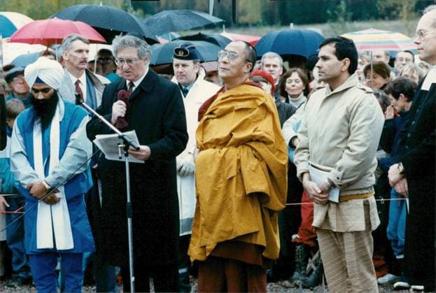 Fellingebro 1988-10-09 Dalai lama, Tenzin Gyatso, besöker buddhisternas kursgard i Oppeby under sitt Sverigebesök och inviger den första stupan i Sverige tillsammans med judiske överrabbinen Morton Narrowe Fellingebro Sverige REL x12014x *** Fellingebro 1988 10 09 The Dalai Lama, Tenzin Gyatso, visits the Buddhist training center in Oppeby during his visit to Sweden and inaugurates the first stupa in Sweden together with the Jewish Chief Rabbi Morton Narrowe Fellingebro Sweden REL x12014x  Copyright: xIngvarxKarmhed SvD TTx DALAI LAMA I SVERIGE