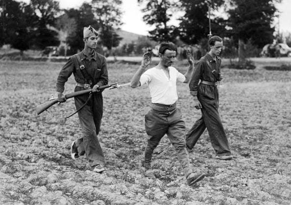 Orig. caption... GOVERNMENT TROOPS CAPTURED DURING ADVANCE ON BILBAO. A Government prisoner being marched off, at the point of a bayonet, to the Rebel headquarters, after being captured during the rebels advance on Bilbao. Orig. caption... Spanish militia soldier, captured by the rebels. Note Spanish Civil War - armed conflict between right-wing and left-wing forces in Spain 1936-39. The war began with a revolt against the incumbent Popular Front government. The right-wing forces (rebels), the Falange, with its leader General Franco, were supported by Italy and Germany. The government was supported by the left and volunteers from abroad in the International Brigade. Bayonets sites: SPAIN sp_sw x5600x *** Orig caption GOVERNMENT TROOPS CA  Copyright: xXxXxXx SPANISH CIVIL WAR
