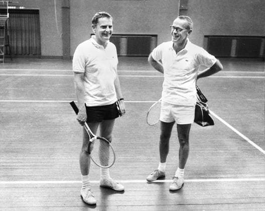Olof Palme, politiker (S) Sverige statsminister, kommunikationsminister. Harry Schein, företagsledare, författare och debattör. De bada spelade som vanligt tennis i Tennisstadion, en match som blev hardare än vanligt. Harry Schein gjorde sönder ena menisken och i duschen efterat halkade Olof Palme och bröt armen. 1971-11-02 (c) NILSSON STIG-GÖRAN Aftonbladet IBL Bildbyra * * * EXPRESSEN OUT * * * AFTONBLADET 2016 Stockholm Sverige politik x2512x *** Olof Palme, politician S Sweden Prime Minister, Minister of Communications Harry Schein, business leader, author and debater They played tennis as usual in the Tennis Stadium, a match that was harder than usual Harry Schein tore one meniscus and in the shower afterwards  Copyright: xAftonbladet TTx Olof Palme - Ett liv i bilder