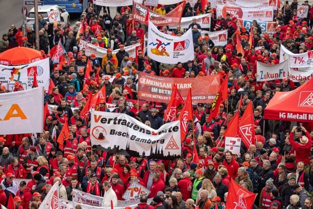 IG Metall Aktionstag zur 2. Tarifverhandlung Metall + Elektro, Nuernberg, 15.10.2024 Teilnehmer der IG Metall Kundgebung auf dem Kornmarkt in Nuernberg versammeln sich, um hoehere Loehne fuer die Beschaeftigten in der Metall- und Elektroindustrie zu fordern. Nach der Kundgebung setzten die Demonstranten ihren Protestzug in Richtung Hauptbahnhof fort. Vertreter von Unternehmen aus ganz Bayern nahmen an der Veranstaltung teil, die im Rahmen der laufenden Tarifverhandlungen stattfand. Die Gewerkschaft fordert angesichts der gestiegenen Lebenshaltungskosten eine deutliche Lohnerhoehung. Nuernberg Bayern Deutschland