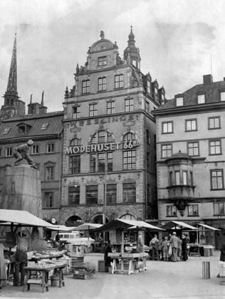 Stockholm 1954-08-12 Det är livsfarligt att passera Passagepalatset, Kornhamnstorg 49 i Stockholm. I gar var flera personer nära att bli träffade av nedfallande sjok av murbruk, som föll fran femte vaningen och träffade den livligt trafikerade trottoaren med stor kraft. Det fina gamla Hansehuset, som är ett av de mera kända i Gamla stan, är nyrenoverat ooh flott inuti. Men ytterskalet är bedrövligt och livsfarligt kunde Expressen konstatera idag. Stockholm Sverige EBF x44x *** Stockholm 1954 08 12 Passing the Passagepalatset, Kornhamnstorg 49 in Stockholm is deadly dangerous Yesterday, several people were almost hit by falling chunks of mortar, which fell from the fifth wing and hit the busy sidewalk with great force The fine  Copyright: xOllexWester Expressen TTx TORGHANDEL STOCKHOLM