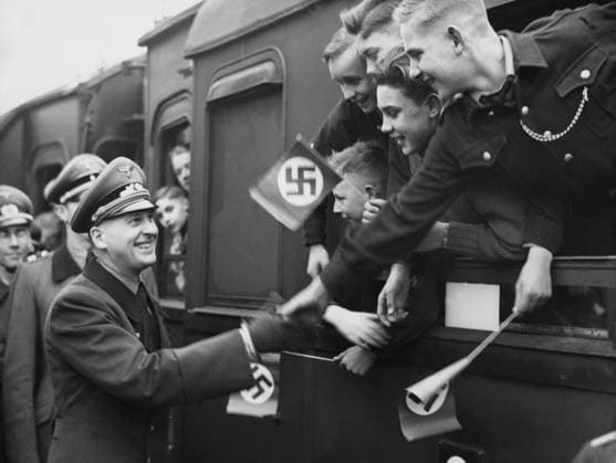 Orig. caption... Der Beauftragte des Führers für die gesamte freiwillige Kinderlandverschickung, Reichsstatthalter Baldur von Schirach verabschiedet einen Sonderzug mit Berliner Kindern, der am 31.3.1941 die Reichshauptstadt verliess. Note. Evacuation in Germany Note. Handshake Farewell Travelers Cheeks Smile sites: BERLIN; GERMANY sp_sw x5600x *** Orig caption The Fuehrers representative for the entire voluntary Kinderlandverschickung, Reichsstatthalter Baldur von Schirach says goodbye to a special train with Berlin children that left the Reich capital on 31 3 1941 Note Evacuation in Germany Note Handshake Farewell Travelers Cheeks Smile sites BERLIN GERMANY sp sw x5600x  Copyright: xx BOYS OUT HITLER JUGEND LEAVE BERLIN