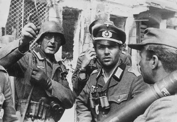 Orig. caption... ZUSAMMENBRUCH DES WARSCHAUER AUFSTANDES. Unter dem Druck der deutschen Waffen haben auch die lasten Gruppen der Untergrundsbewegung den Widerstand einstellen müssen. Während der schweren Strassenkämpfe. Der Unteroffizier macht seinen Zugführer auf ein Haus ausfrenz, aus dem eben noch geschossen wurde. Note The Warsaw Uprising, led by the Polish Home Front Army, began on August 1, 1944, after fighting against German forces was finally put down on October 3 of the same year. sp_sw x5600x *** Orig caption BREAKDOWN OF THE WARSAW UPRISING Under the pressure of German weapons, even the most powerful groups of the underground movement had to stop resisting During the heavy street fighting The sergeant makes his platoon lead  Copyright: xx GERMAN TROOPS IN ACTION DURING THE WARSAW Uprising