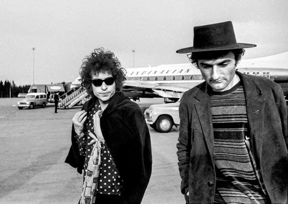STOCKHOLM 1966-04-28 *For Your FIles* Bob Dylan is seen together with his tour manager Victor Maymudes at arrival Stockholm, Sweden April 28, 1966 during his Bob Dylan World Tour 1966 Stockholm Sverige ttexport x151x *** STOCKHOLM 1966 04 28 For Your FIles Bob Dylan is seen together with his tour manager Victor Maymudes at arrival Stockholm, Sweden April 28, 1966 during his Bob Dylan World Tour 1966 Stockholm Sverige ttexport x151x  Copyright: xRonnyxKarlsson DN TTx BOB DYLAN IN STOCKHOLM