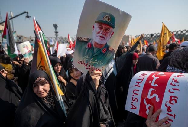 Bilder des Jahres 2024, News 10 Oktober News Themen der Woche KW42 News Bilder des Tages Funeral For General Abbas Nilforoushan In Tehran Iranian mourners hold an anti-U.S. placard and a portrait of a commander of the Islamic Revolutionary Guard Corps (IRGC) Quds Force, Abbas Nilforoushan, who is killed in an Israeli airstrike against Lebanon s Hezbollah headquarters in a suburb of Beirut, while taking part in a funeral for Nilforoushan in Tehran, Iran, on October 15, 2024. Tehran Tehran Iran  Copyright: xMortezaxNikoubazlx originalFilename: nikoubazl-funeralf241015_npMDF.jpg