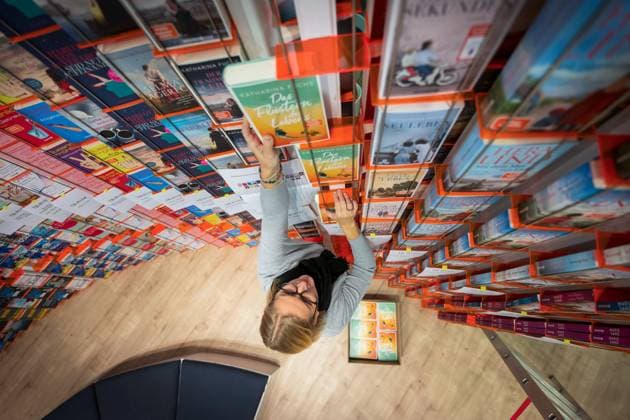 Bilder des Jahres 2024, News 10 Oktober News Themen der Woche KW42 News Bilder des Tages Eine Frau raeumt Buecher am Stand von Droemer Knauer auf der Buchmesse am Dienstag (15.10.2024) in Frankfurt am Main ein. Die fuenftaegige Literaturschau oeffnet am 16.10.2024 fuer das Fachpublikum. Ab Freitagnachmittag ist jedermann auf dem Messegelaende willkommen. Ehrengast der Buchmesse in diesem Jahr ist Italien. Insgesamt werden rund 4.000 Aussteller erwartet. (Siehe epd-Meldung vom 15.10.2024) EDITORIAL USE ONLY Copyright: epd-bild ThomasxLohnes DSC_4598