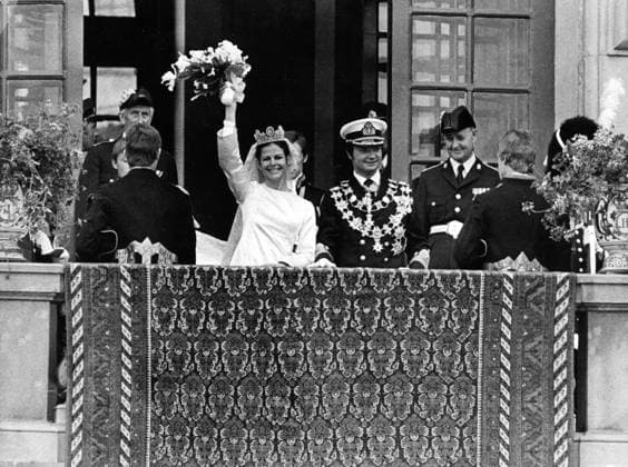 CARL XVI GUSTAF, KUNG SVERIGE, GIFTER SIG MED SILVIA SOMMERLATH, TYSKLAND. BRUDPARET STAR PA BALKONG PA SLOTTET. PRIVAT FAMILJEN, BRÖLLOP. Â½. SILVIA, DROTTNING SVERIGE. 1976-06-19 (c) Aftonbladet IBL Bildbyra * * * EXPRESSEN OUT * * * AFTONBLADET 5600 kungahus Sverige x2512x *** CARL XVI GUSTAF, KING OF SWEDEN, MARRIES SILVIA SOMMERLATH, GERMANY THE BRIDE STARS ON THE BALCONY AT THE CASTLE PRIVATE FAMILY, WEDDING Â½ SILVIA, DAUGHTER SWEDEN 1976 06 19 c Aftonbladet IBL Bildbyra EXPRESSEN OUT AFTONBLADET 5600 kungahus Sverige x2512x  Copyright: xAftonbladet TTx
