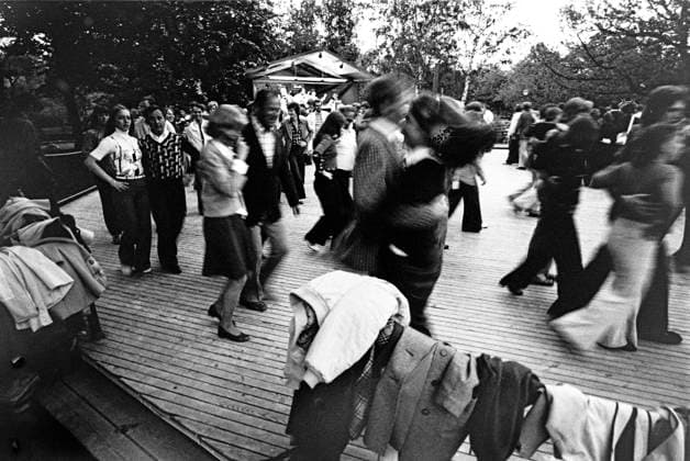STOCKHOLM 1974-06-07. Report for the ANIMAL FARM FUN Radio program. Here some couples are seen on Bollnästorget s dance floor at Skansen. Stockholm Sweden x5600x *** STOCKHOLM 1974 06 07 Report for the ANIMAL FARM FUN Radio program Here some couples are seen on Bollnästorget s dance floor at Skansen Stockholm Sweden x5600x  Copyright: xBo-AjexMellin SVTx DANCE FLOOR ON THE SKANSEN