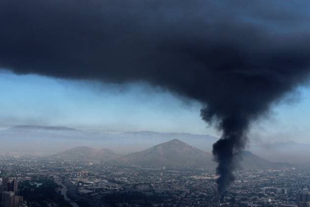 Bilder des Jahres 2024, News 10 Oktober News Themen der Woche KW42 News Bilder des Tages Chile, Brand in Textilfabrik in Santiago Santiago October 15, 2024 Fire in textile factory in the commune of Independencia Javier Salvo Aton Chile, Santiago Chile Aton 948798  Copyright: JAVIERxSALVO ATONxCHILE
