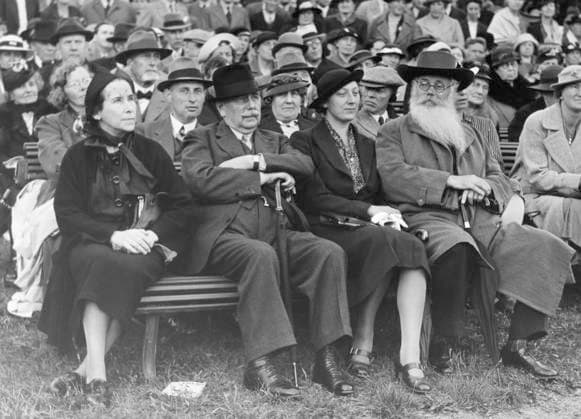 ARCHIVE STOCKHOLM 19370801. Spanish Minister Isabel Palencia, City Council Chairman Johan-Olof Johansson and Member of Parliament O. Olsson are seen here, during the peace days at Skansen. Stockholm Sweden sp_sw x5600x *** ARCHIVE STOCKHOLM 19370801 Spanish Minister Isabel Palencia, City Council Chairman Johan Olof Johansson and Member of Parliament O Olsson are seen here, during the peace days at Skansen Stockholm Sweden sp sw x5600x  Copyright: xSVTx DAYS OF PEACE