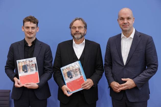 News Themen der Woche KW42 News Bilder des Tages Michael Groß (2.v.L.), Präsident des AWO Bundesverbandes, Marcel Fratzscher, Präsident des Deutschen Institutes für Wirtschaftsforschung (DIW Berlin), Deutschland, Berlin, Bundespressekonferenz, Thema: Studie belegt soziale Ungerechtigkeit staatlicher Familientransfers: Arbeiterwohlfahrt fordert Neuausrichtung der Familienförderung *** Michael Groß 2 v L , President of the AWO Federal Association, Marcel Fratzscher, President of the German Institute for Economic Research DIW Berlin , Germany, Berlin, Federal Press Conference, Topic Study proves social injustice of state family transfers Workers Welfare Association calls for reorientation of family support