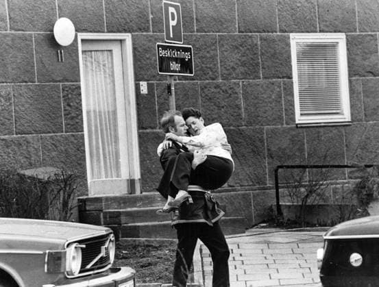 Ambassaddramat 1975. Ockupationen och sprängningen av Västtyska ambassaden i Stockholm. Medlemmar ur Röda armÃ -fraktionen (RAF) ockuperade Västtysklands ambassad i Stockholm och krävde att ett antal fängslade RAF-medlemmar skulle friges. Bilden: De anställda evakueras. Margareta Olsson, har suttit gömd i ett klädskap i över en timme. Svart chockad bärs hon ut. 1975-04-24 (c) Aftonbladet IBL Bildbyra * * * EXPRESSEN OUT * * * AFTONBLADET 5600 Stockholm Sverige Sverige x2512x *** Embassy drama 1975 Occupation and blowing up of the West German Embassy in Stockholm Members of the Red Army Faction RAF occupied the West German Embassy in Stockholm and demanded that a number of imprisoned RAF members be released Pict  Copyright: xAftonbladet TTx Ockupationen och sprängningen av Västtysklamd ambassad i Stock