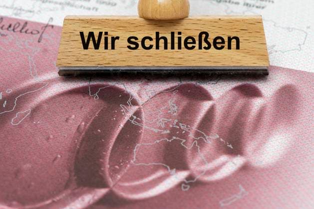 AUDI-Krise mit Gefahr der Werksschließung Ein Holzstempel ist beschriftet mit dem Aufdruck: Wir schließen, über einer AUDI-Aktie - Symbolbild *** AUDI crisis with risk of plant closure A wooden stamp is inscribed with the words We are closing, above an AUDI share Symbolic image