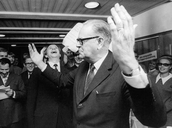 Stockholm 1968-09-15 Valets segerherre, statsminister Tage Erlander (S), konstaterar framgangen i sitt partihögkvarter under valet. Partisekreterare Sten Andersson skrattar i bakgrunden. Stockholm Sverige x12014x *** Stockholm 1968 09 15 The elections victor, Prime Minister Tage Erlander S , notes the success in his party headquarters during the election Party Secretary Sten Andersson laughs in the background Stockholm Sweden x12014x  Copyright: xLennartxNygren SvD TTx VAL 1968 (S) ERLANDER