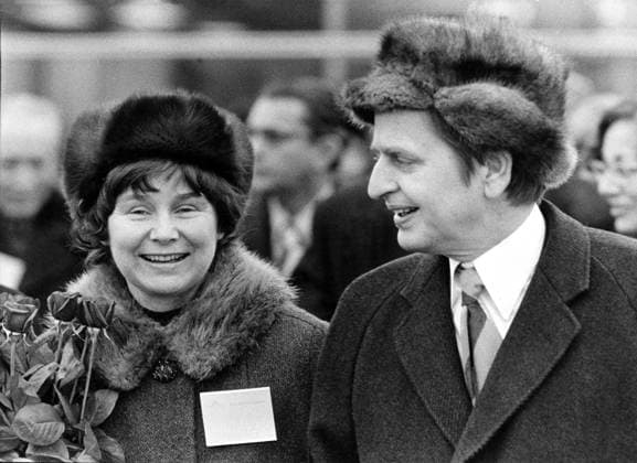 Lisbeth Palme, psykolog, barnpsykolog och Olof Palme, Olof Palme, politiker (S) Sverige statsminister. Familjen, pälsmössa, pälsmössor, huvudbonader, 1976-02-27 (c) NILSSON STIG-GÖRAN Aftonbladet IBL * * * EXPRESSEN OUT * * * AFTONBLADET 2016 Stockholm Sverige politik sp_sw x2512x *** Lisbeth Palme, psychologist, child psychologist and Olof Palme, Olof Palme, politician S Sweden Prime Minister Family, fur cap, fur caps, headgear, 1976 02 27 c NILSSON STIG GÖRAN Aftonbladet IBL EXPRESSEN OUT AFTONBLADET 2016 Stockholm Sweden politics sp sw x2512x  Copyright: xNILSSONxSTIG-GÖRAN Aftonbladet TTx Olof Palme och Lisbeth Palme
