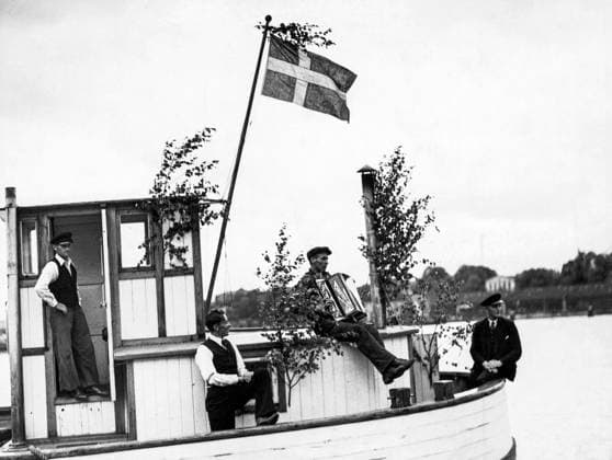 Stockholm 1939-06-22 Midsommar i Stockholm. Dragspelare pa lövad skuta. Stockholm Sverige x192x *** Stockholm 1939 06 22 Midsummer in Stockholm Accordionists on a ship with leaves Stockholm Sweden x192x  Copyright: xDN TTx MIDSOMMAR STOCKHOLM